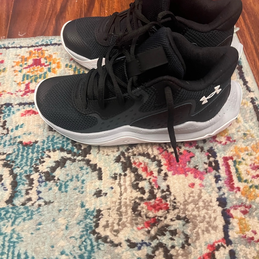 Brand new under armor sneakers never worn size boys 3.5